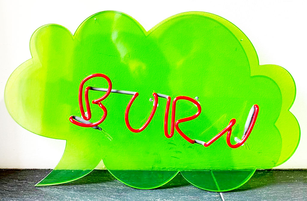 Kuck, Jan, Konzeptkünstler, „BURN“, 2021, Edition 11:18, 50x70x5 cm, Neonröhren auf Plexiglas